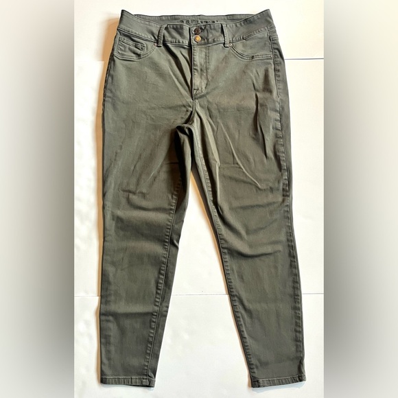 M Jeans by Maurices Dusty Olive Green High Rise Women's Jeans Large Short - Picture 1 of 16